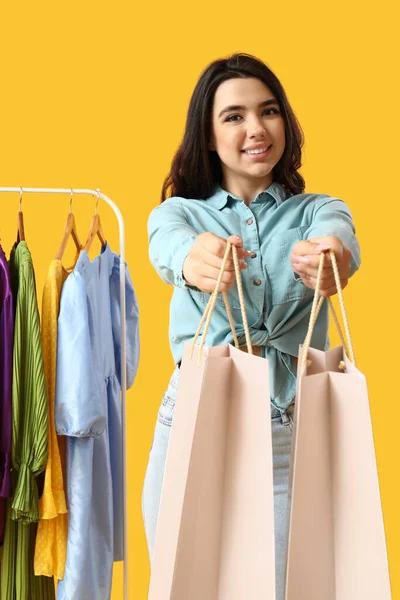 Jonge Vrouw Met Boodschappentassen Baljurken Gele Achtergrond — Stockfoto