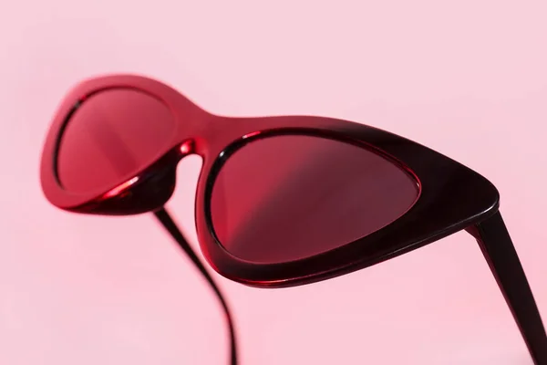 Snygga Svarta Solglasögon Rosa Bakgrund Närbild — Stockfoto