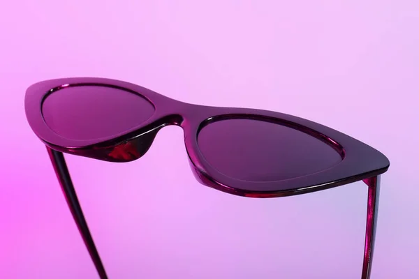 Óculos Sol Pretos Elegantes Fundo Roxo Close — Fotografia de Stock