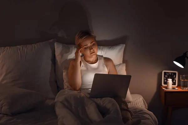 Sleepy Young Woman Using Laptop Bed Night — Stock Photo, Image