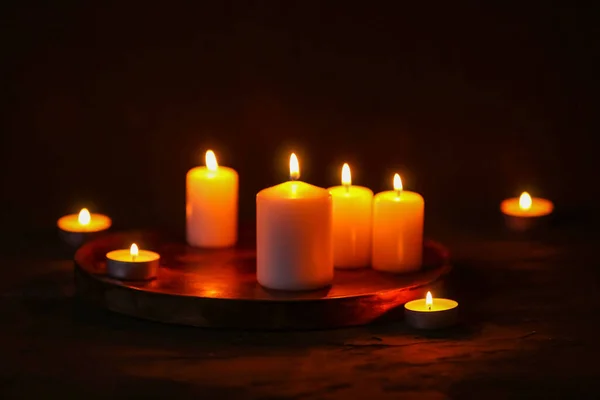 Schöne Brennende Kerzen Auf Schwarzem Hintergrund — Stockfoto