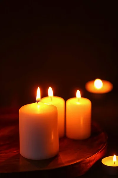 美丽的黑色背景燃烧的蜡烛 — 图库照片