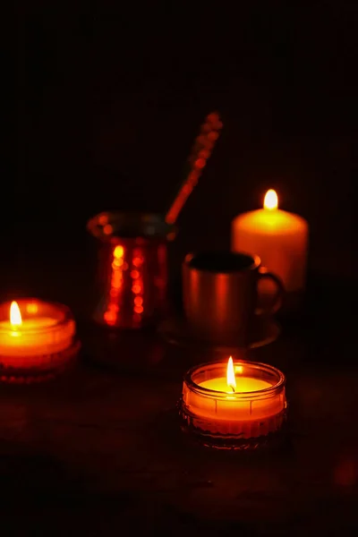 Schöne Brennende Kerzen Auf Schwarzem Hintergrund — Stockfoto