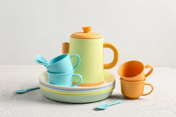 Teller Mit Tassen Teekanne Und Löffel Für Baby Auf Weißem — Stockfoto