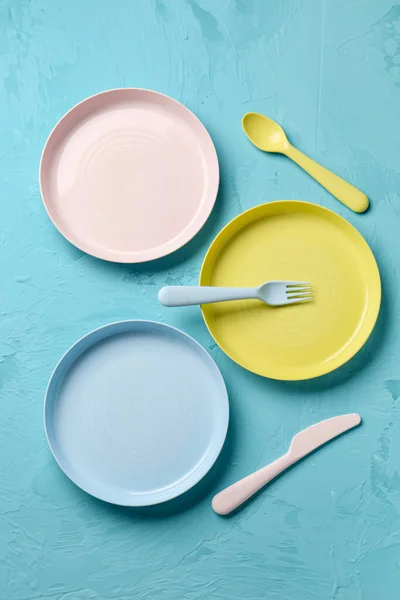 Bunte Teller Mit Essgeschirr Für Babys Auf Blauem Grunge Hintergrund — Stockfoto