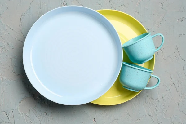 Cups Plates Grunge Grey Background — Stock Photo, Image