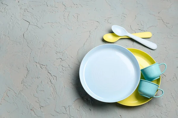 Tassen Mit Tellern Und Löffeln Auf Grunge Grauem Hintergrund — Stockfoto