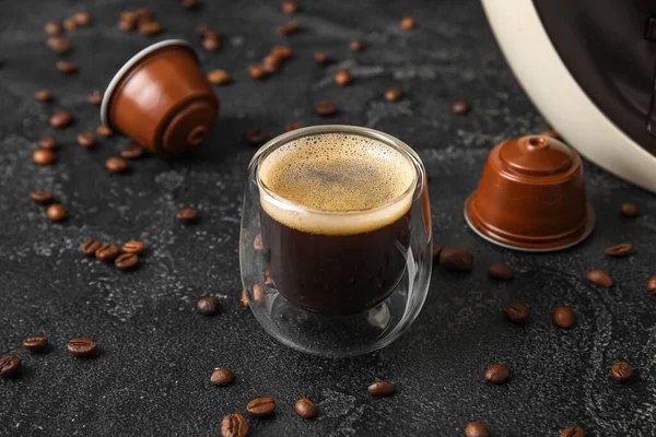 Moderna Cafetera Cápsula Con Taza Espresso Vainas Frijoles Sobre Mesa — Foto de Stock