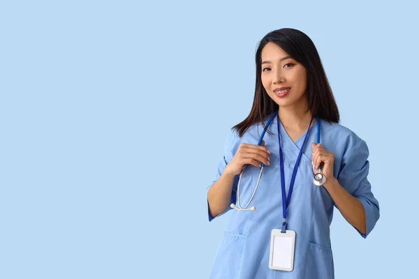 Estagiária Médica Asiática Feminina Com Estetoscópio Fundo Azul — Fotografia de Stock