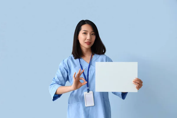 Estagiária Médica Asiática Feminina Com Folha Papel Branco Fundo Azul — Fotografia de Stock