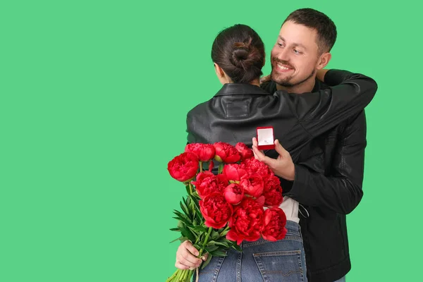 Joven Con Anillo Compromiso Flores Abrazando Novia Sobre Fondo Verde —  Fotos de Stock