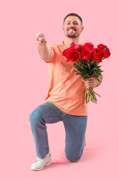 Ung Man Med Förlovningsring Och Blommor Rosa Bakgrund — Stockfoto