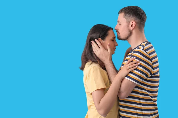 幸せな婚約カップル抱擁上の青の背景 — ストック写真