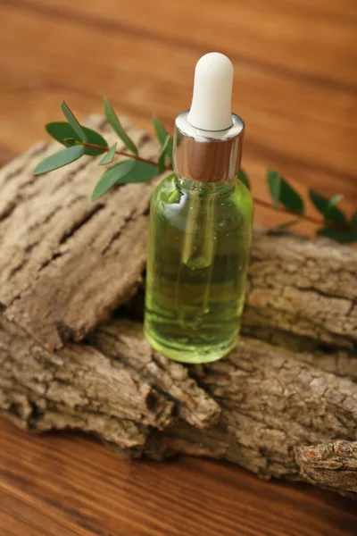 Flaska Med Eterisk Olja Träd Bark Och Eukalyptus Gren Trä — Stockfoto