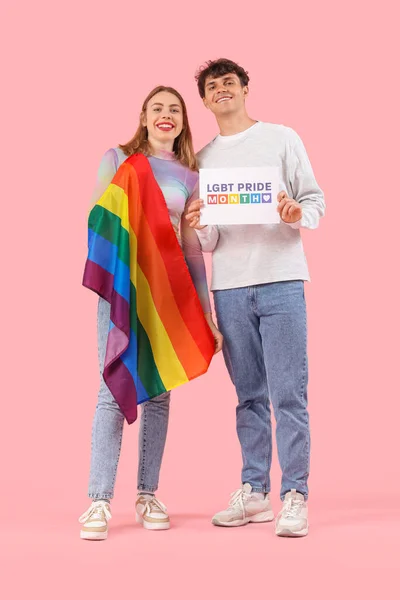 Mladý Pár Drží Papír Textem Lgbt Pride Month Vlajka Růžovém — Stock fotografie