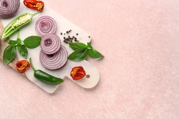 Board Fresh Onion Slices Jalapeno Spices Pink Background — Stock Photo, Image