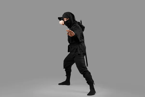 Ninja Masculino Sobre Fondo Gris — Foto de Stock