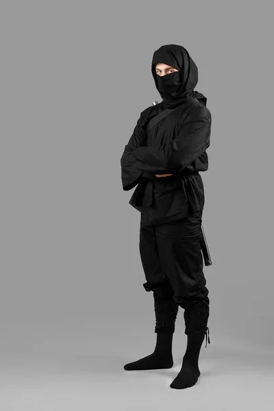 Ninja Masculino Sobre Fondo Gris — Foto de Stock
