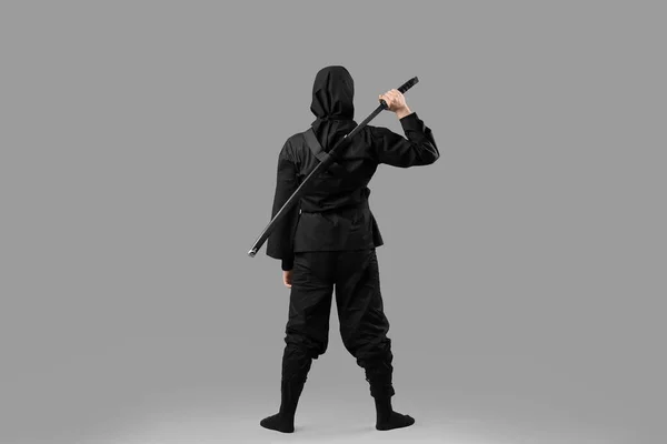 Muž Ninja Mečem Šedém Pozadí Pohled Zezadu — Stock fotografie