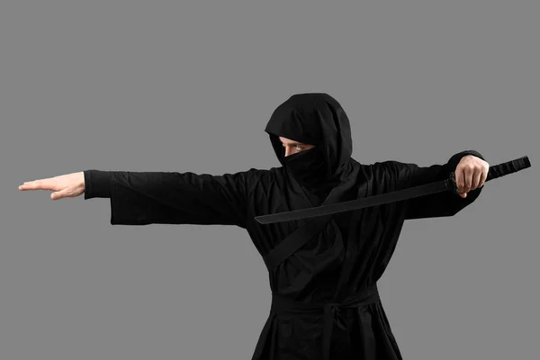 Mężczyzna Ninja Mieczem Szarym Tle — Zdjęcie stockowe
