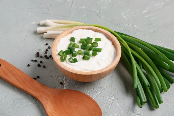 Bowl Tasty Sour Cream Sliced Green Onion Peppercorn Grey Background — Stock Photo, Image