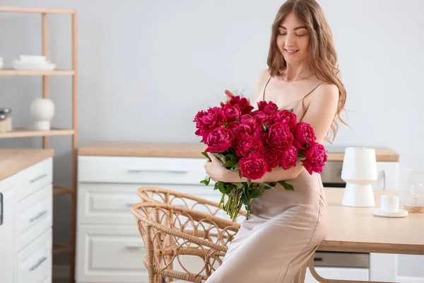 Gyönyörű Fiatal Csokor Bazsarózsa Virágok Konyhában — Stock Fotó