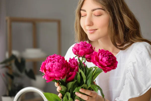 Beautiful Young Woman Bouquet Peony Flowers Kitchen — Stock Photo, Image