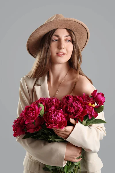 Schöne Junge Frau Mit Strauß Von Pfingstrosen Blumen Auf Grauem — Stockfoto