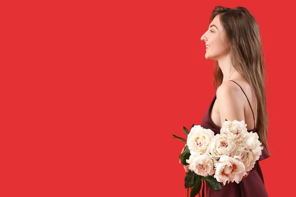 Vacker Ung Kvinna Med Bukett Pion Blommor Röd Bakgrund — Stockfoto