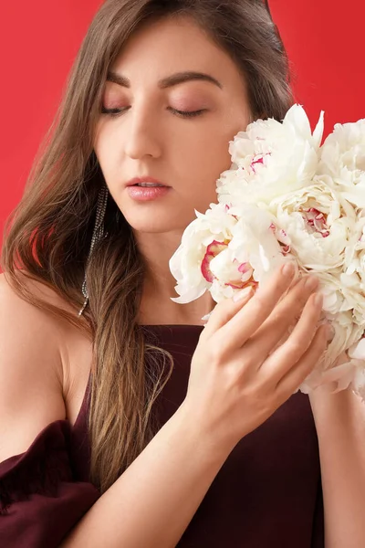 Vacker Ung Kvinna Med Bukett Pion Blommor Röd Bakgrund — Stockfoto