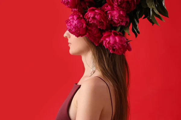 Mulher Bonita Com Buquê Flores Peônia Fundo Vermelho — Fotografia de Stock
