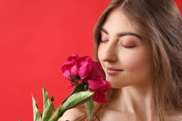 Vacker Ung Kvinna Med Pion Blomma Röd Bakgrund — Stockfoto