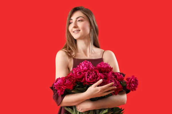 Belle Jeune Femme Avec Bouquet Fleurs Pivoine Sur Fond Rouge — Photo