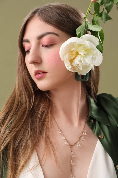 Yeşil Arka Planda Şakayık Çiçekli Güzel Bir Kadın — Stok fotoğraf