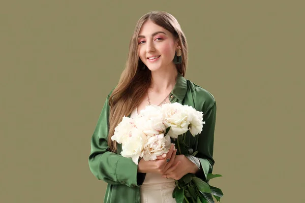 Όμορφη Νεαρή Γυναίκα Μπουκέτο Από Λουλούδια Παιώνιος Πράσινο Φόντο — Φωτογραφία Αρχείου