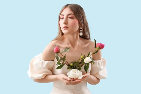 Vacker Ung Kvinna Med Pion Blommor Blå Bakgrund — Stockfoto