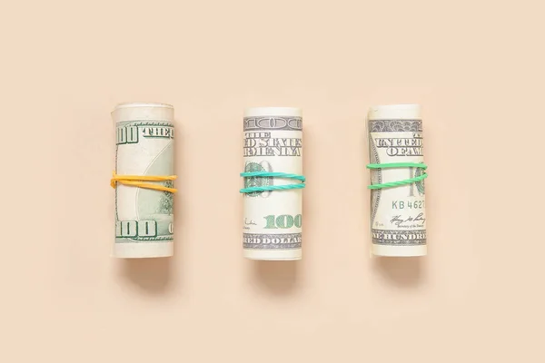 Rollen Von Hundert Dollar Banknoten Mit Gummibändern Auf Beigem Hintergrund — Stockfoto