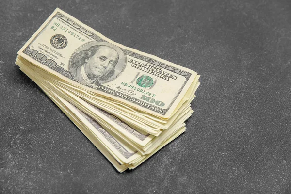 Stapel Van Honderd Dollar Bankbiljetten Zwarte Grunge Achtergrond — Stockfoto