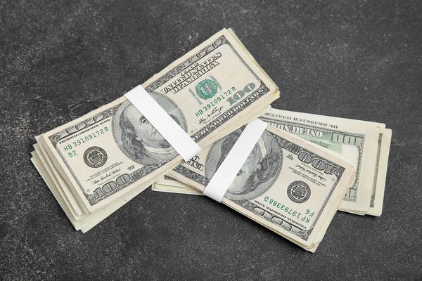 Bundels Bankbiljetten Van Honderd Dollar Zwarte Achtergrond Van Grunge — Stockfoto