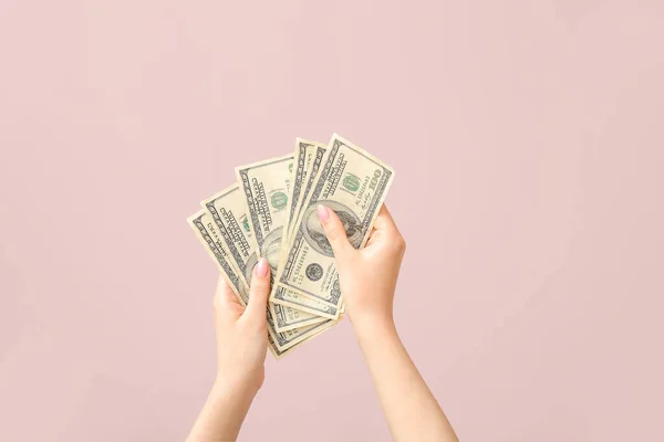 Mãos Femininas Segurando Notas Cem Dólares Fundo Rosa — Fotografia de Stock