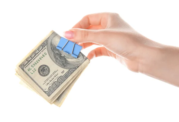 女性の手は百ドル紙幣を保持し 結合クリップは白い背景に隔離されている — ストック写真