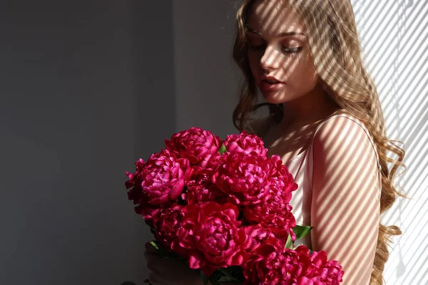 Schöne Junge Frau Mit Einem Strauß Von Pfingstrosenblumen Fenster Mit — Stockfoto