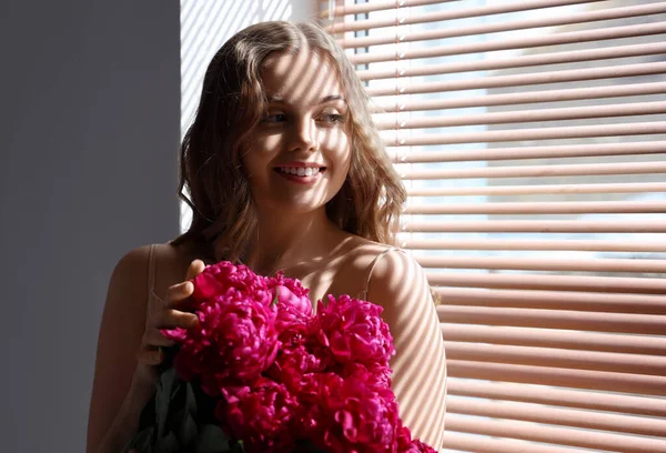 Vacker Ung Kvinna Med Bukett Pion Blommor Nära Fönster Med — Stockfoto