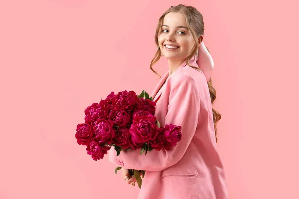 Красивая Молодая Женщина Букетом Пионских Цветов Розовом Фоне — стоковое фото