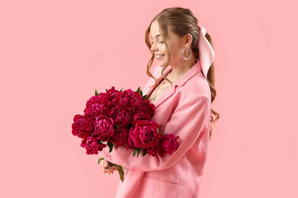 Schöne Junge Frau Mit Einem Strauß Von Pfingstrosenblumen Auf Rosa — Stockfoto