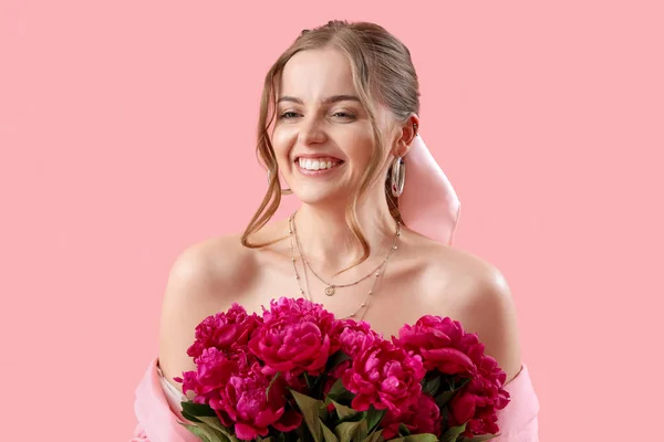 Mooie Jonge Vrouw Met Boeket Van Pioenroos Bloemen Roze Achtergrond — Stockfoto