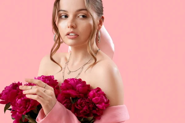 Belle Jeune Femme Avec Bouquet Fleurs Pivoine Sur Fond Rose — Photo