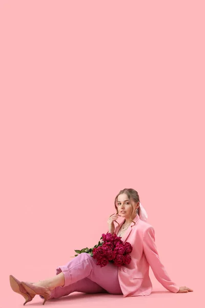 Belle Jeune Femme Avec Bouquet Fleurs Pivoine Sur Fond Rose — Photo