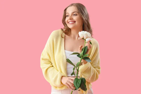Vacker Ung Kvinna Med Bukett Pion Blommor Rosa Bakgrund — Stockfoto