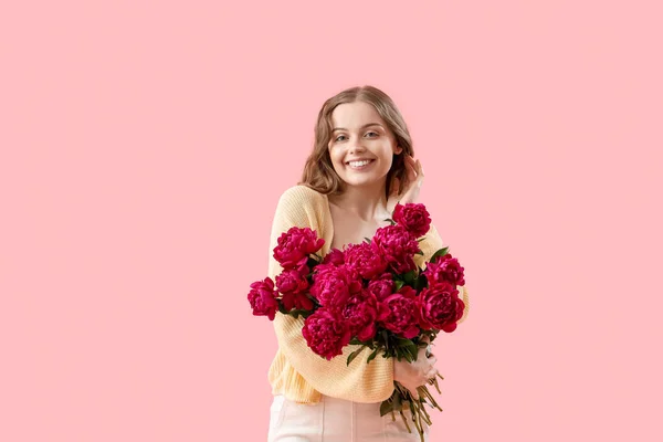 Gyönyörű Fiatal Csokor Bazsarózsa Virágok Rózsaszín Háttér — Stock Fotó
